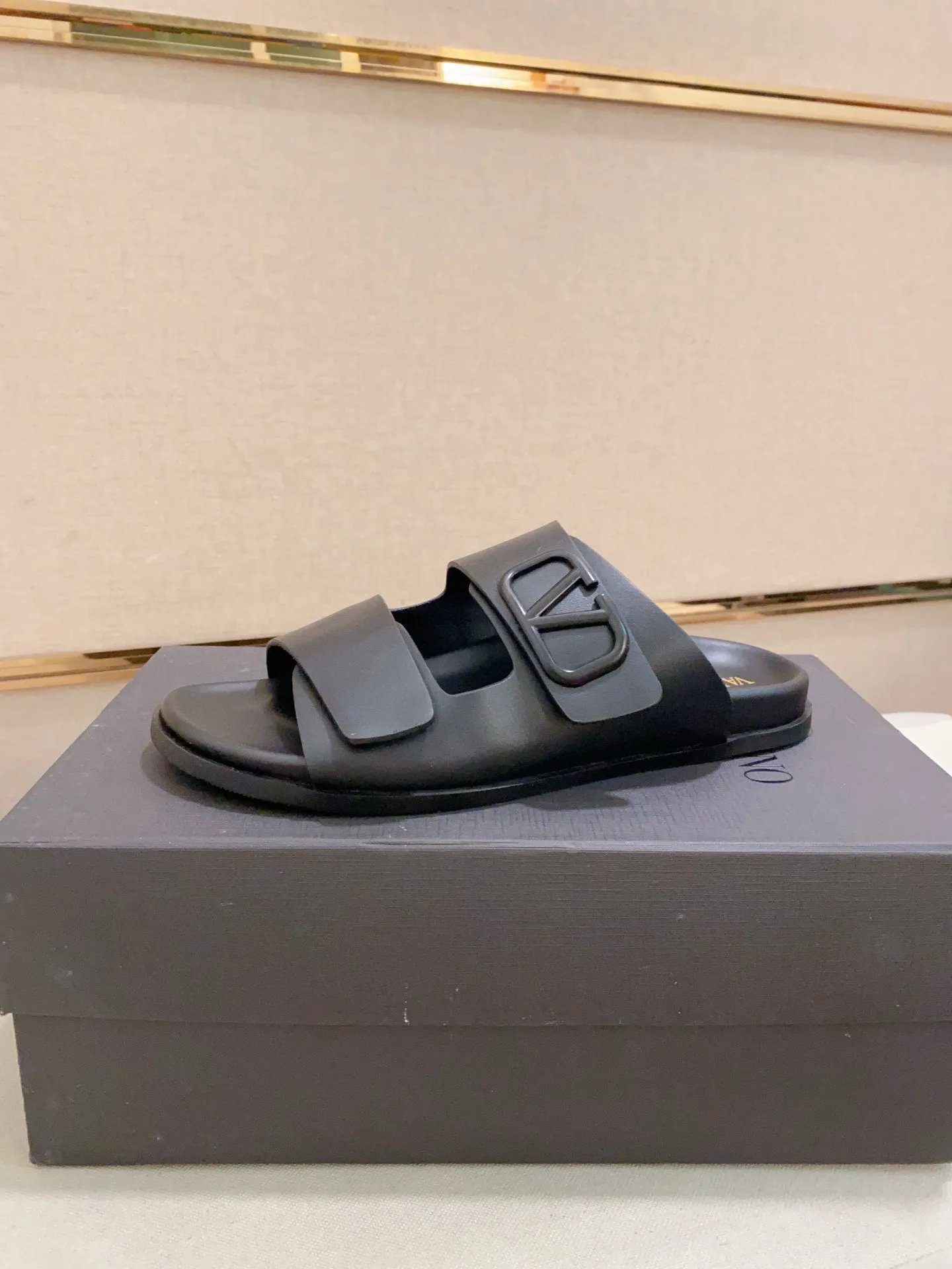 Men's shoes💰: 440💰[Valentino] New men's boutique slippers, counter quality, classic plaid, the actual workmanship is quite complex🔰The uppers are made of imported fabrics➕🐑Sheepskin lining, which tests the craftsman's craftsmanship➕original PU outsole. Size: 38-44 (45 can be customized, non-refundable)